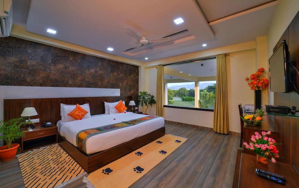 Deluxe Room, 1 King Bed, Pool View photo 1