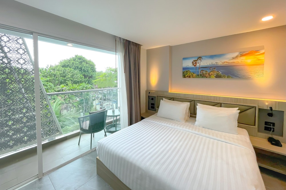 Deluxe King Balcony City View Room