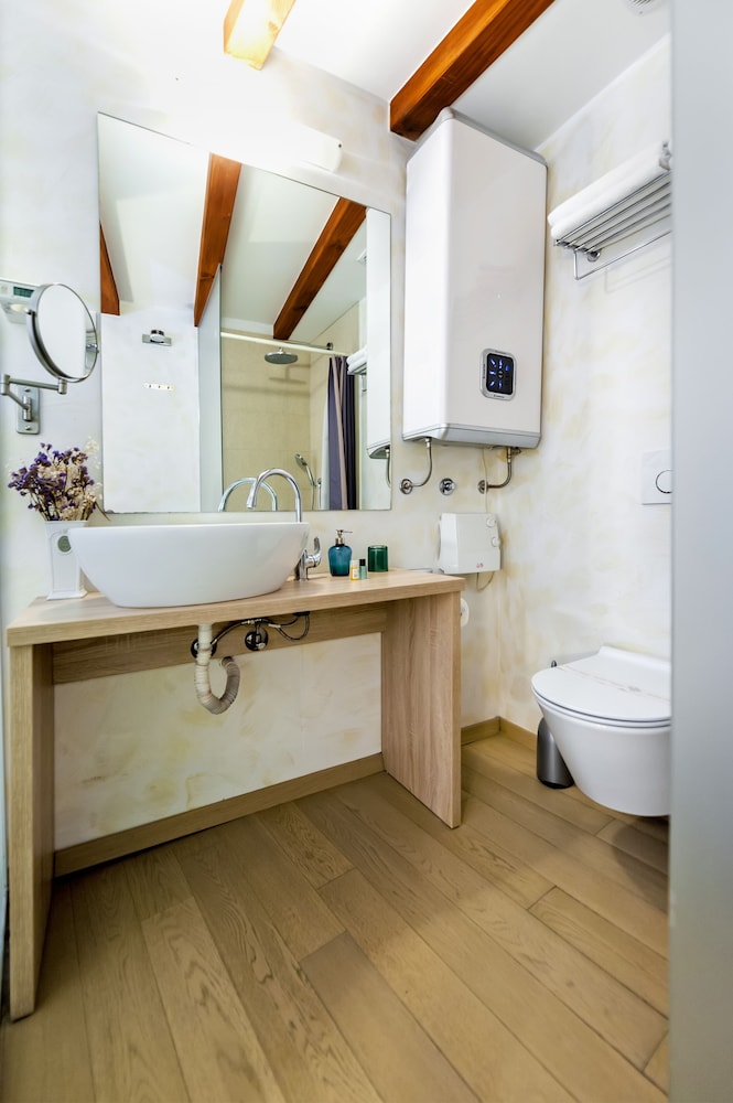 Double Room - Photo 8