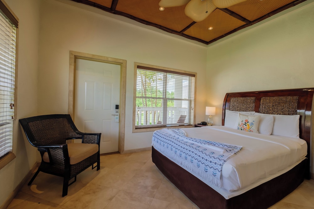Room, 1 King Bed, Beachfront photo 1