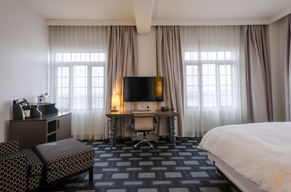 One King Bed (Maverick Room) - Photo 2