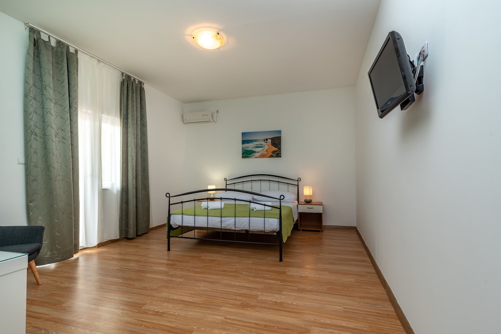 Comfort Double Room (Green)
