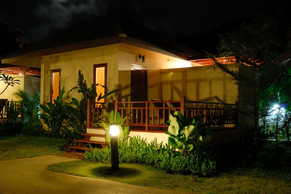 Beachfront Bungalow photo 2