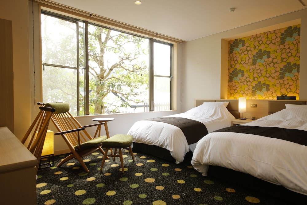 TWIN ROOM