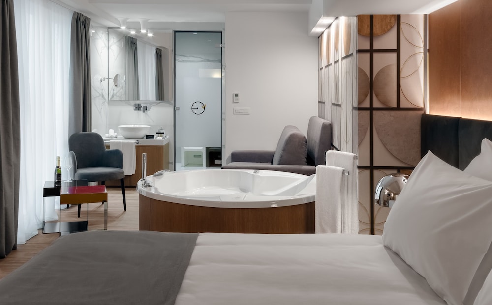 Junior Suite, Jetted Tub
