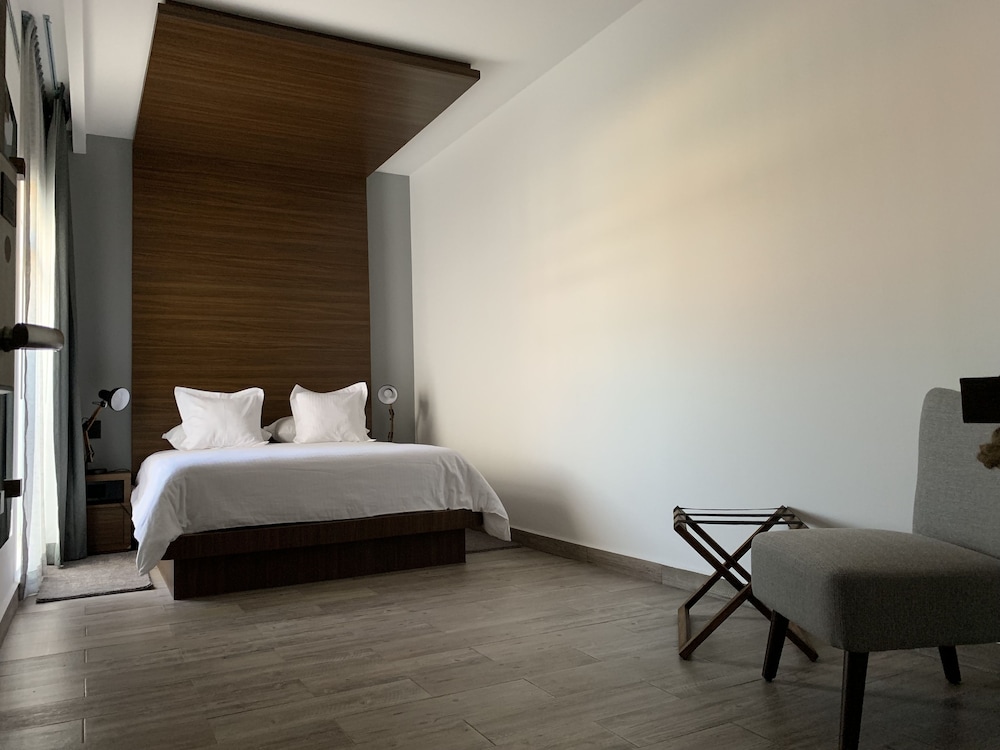 Standard Room, 1 Queen Bed - Photo 4