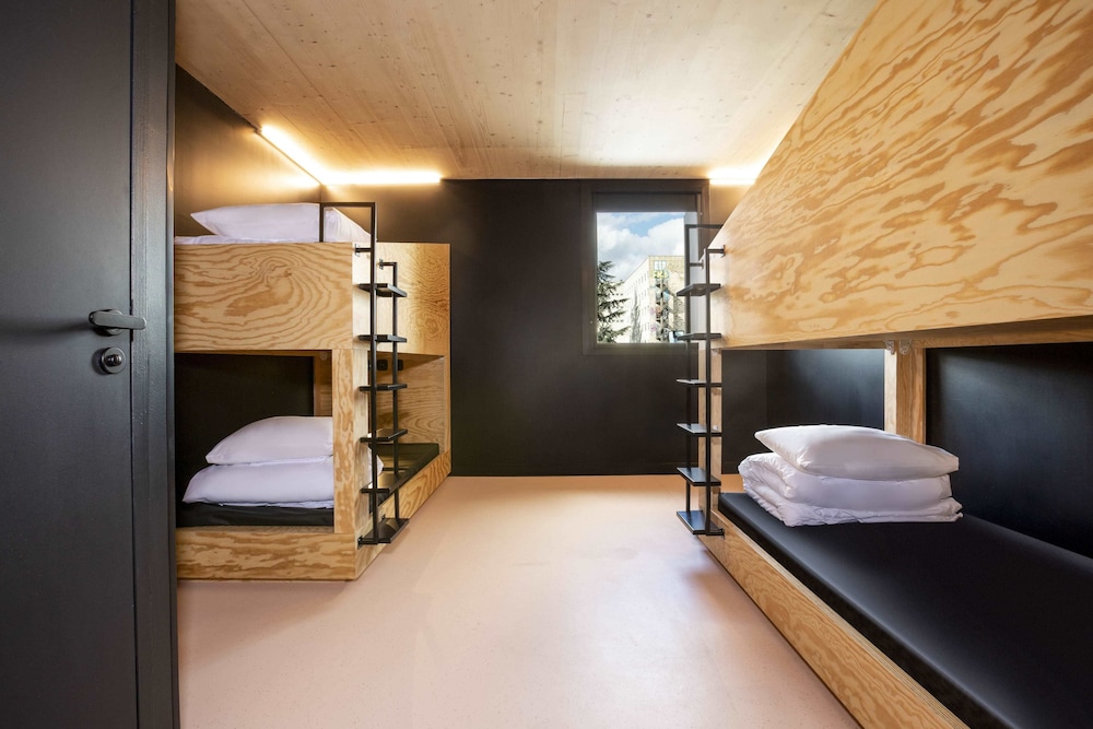Private Ensuite Bedroom for 4 people - Photo 2