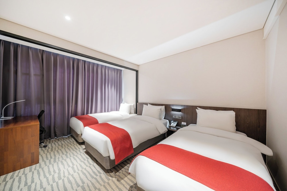 Standard Room, 3 Twin Beds, Non Smoking, City View - Photo 1