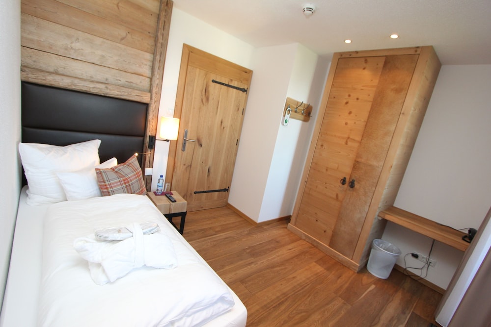 Single Room, Balcony
