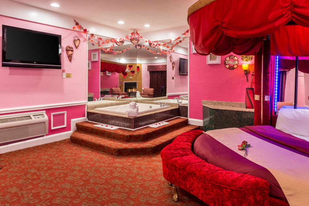 Sweetheart Theme Suite with Heart Shape Bed, Jetted Tub & Fireplace photo 3