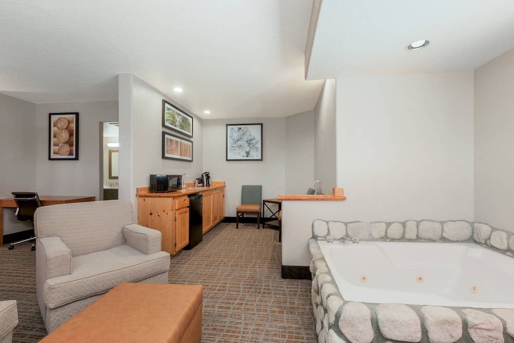 Suite, 1 King Bed, Jetted Tub (High Floor) photo 3