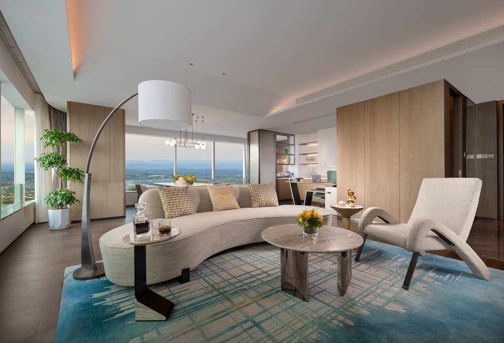 Suite, 1 Bedroom (Meeting Area) photo 2