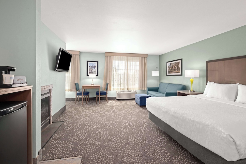 Deluxe Suite, 1 King Bed, Non Smoking - Photo 2