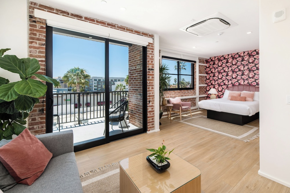 Room, 1 Queen Bed with Sofa bed, Balcony, City View (Suite 301) photo 1
