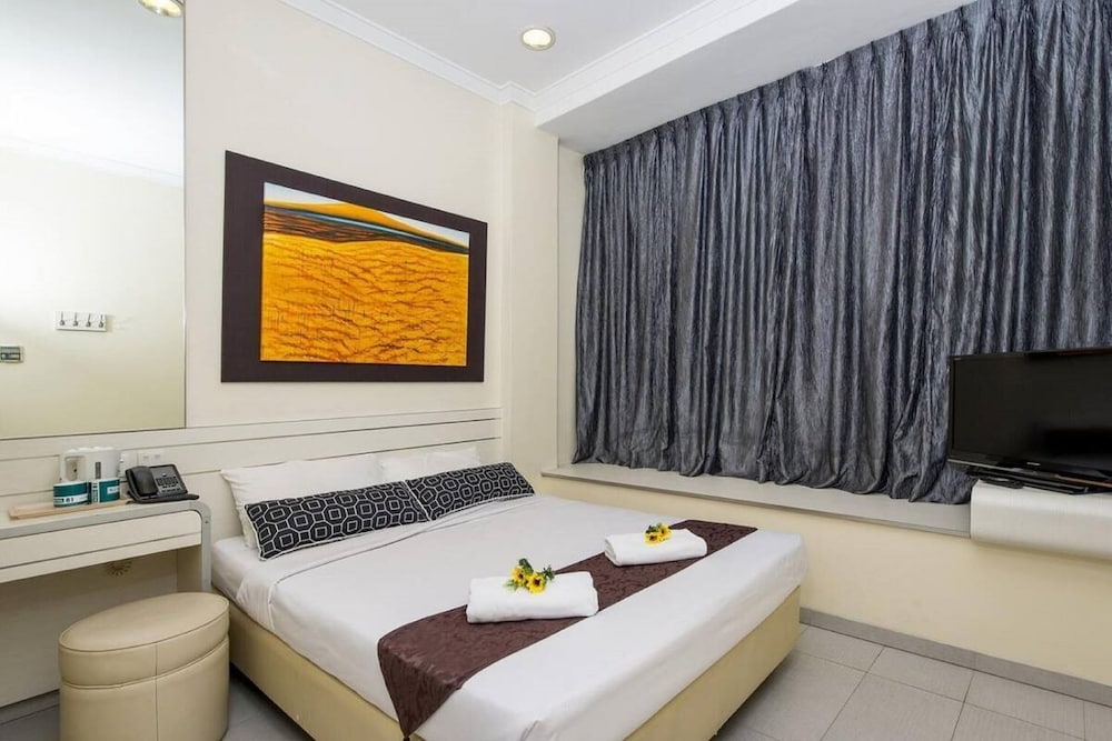 Standard Room, 1 Queen Bed photo 2