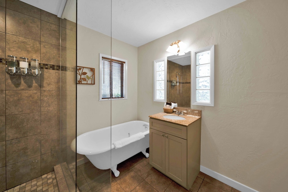 Luxury Room, 1 King Bed, Bathtub (Robin) photo 3