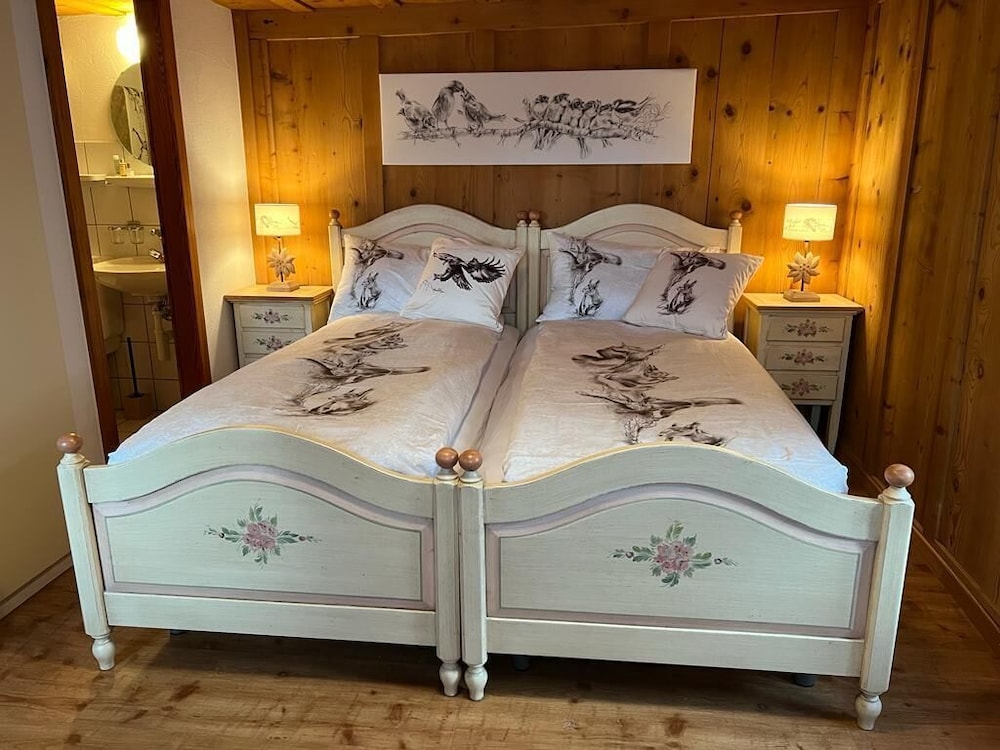 Standard Room, 1 Queen Bed photo 2