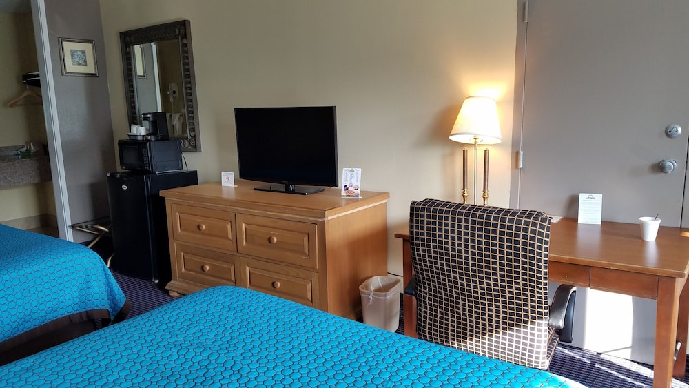 Standard Room, 2 Queen Beds - Photo 5