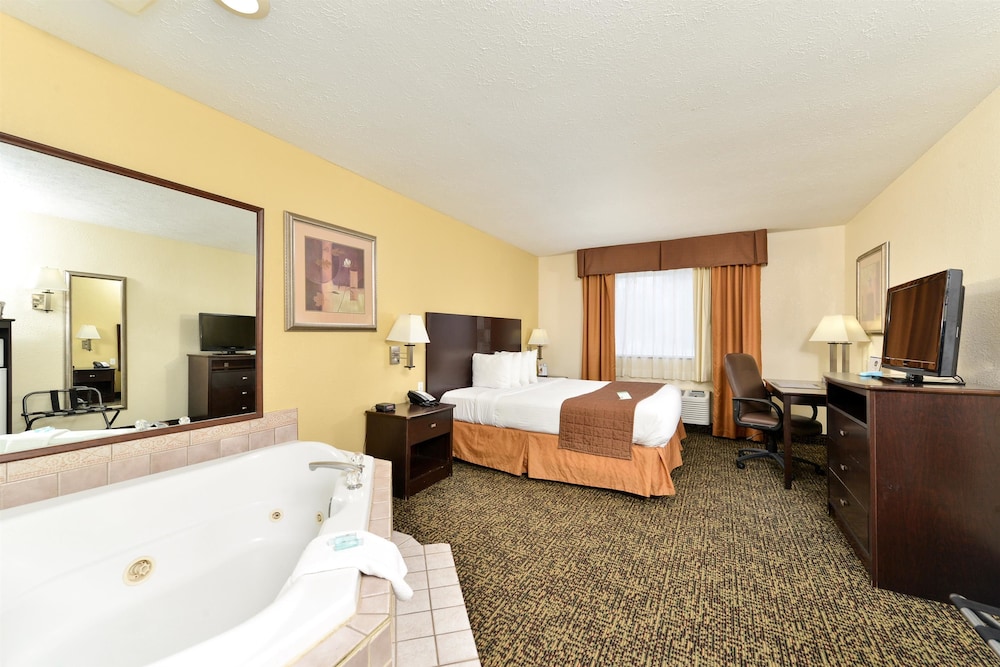Standard Room, 1 King Bed, Non Smoking, Jetted Tub - Photo 2