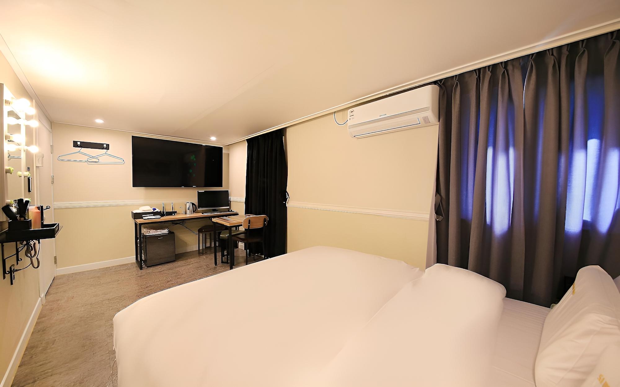 Room (Premium (available for watching Netfl) photo 3