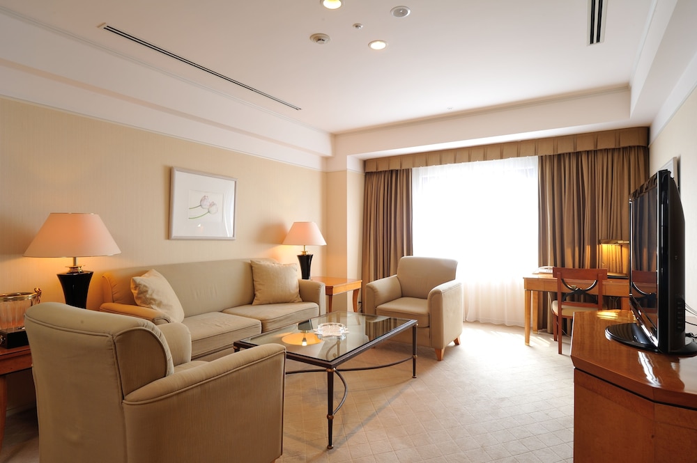 Airport View Suite Room - Photo 2