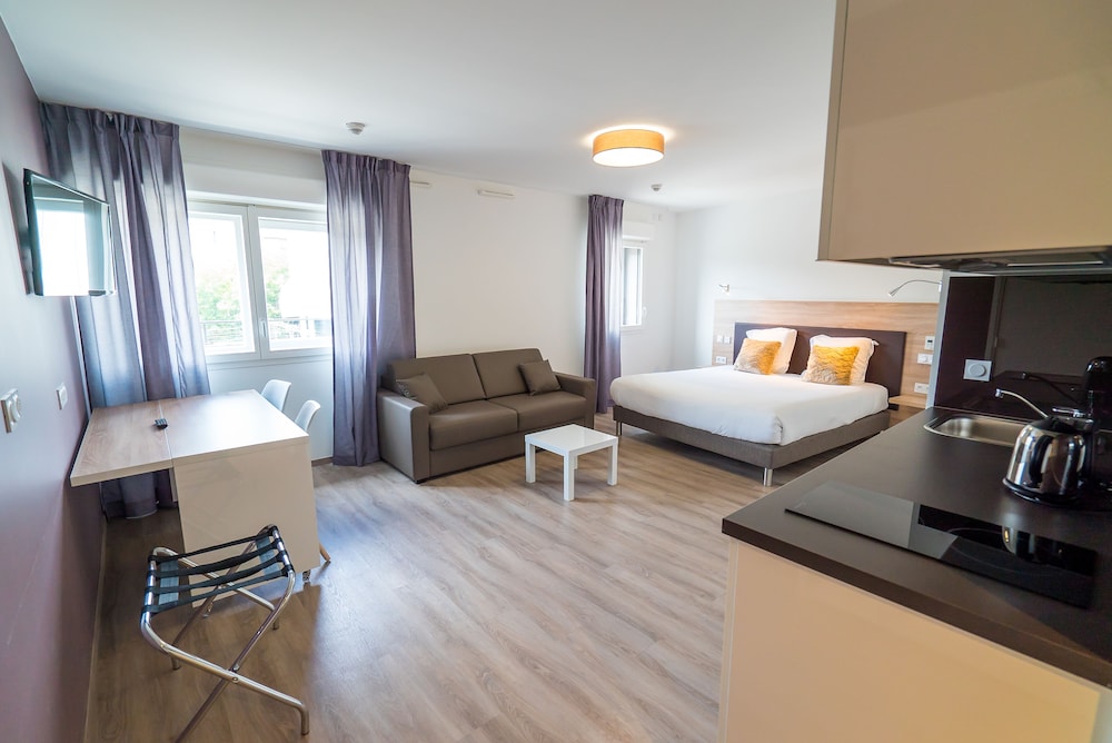 EXECUTIVE SUITE (DOUBLE BED AND SOFA BED)