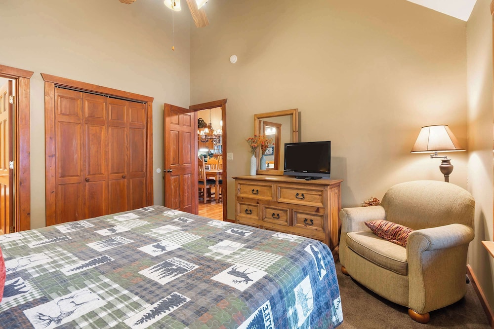 Cabin, Multiple Beds, Patio, Mountain View (Creekside) photo 3