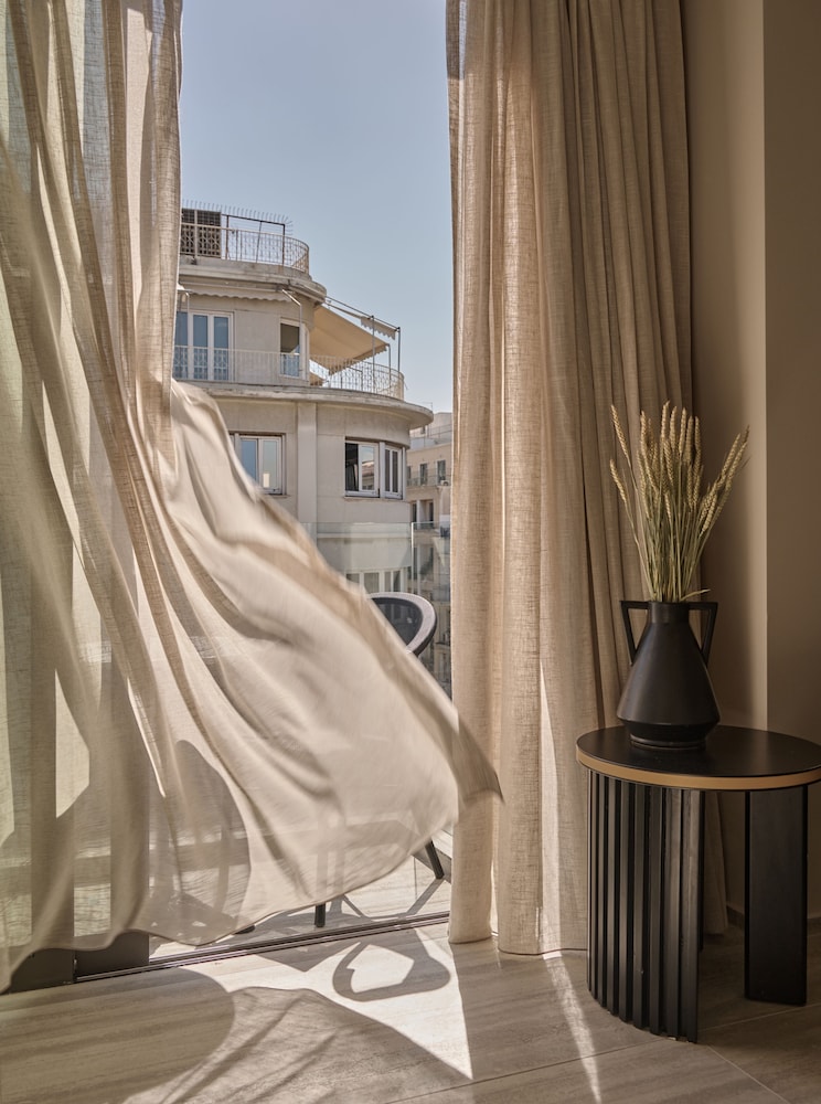 Acropolis Deluxe King Suite photo 3