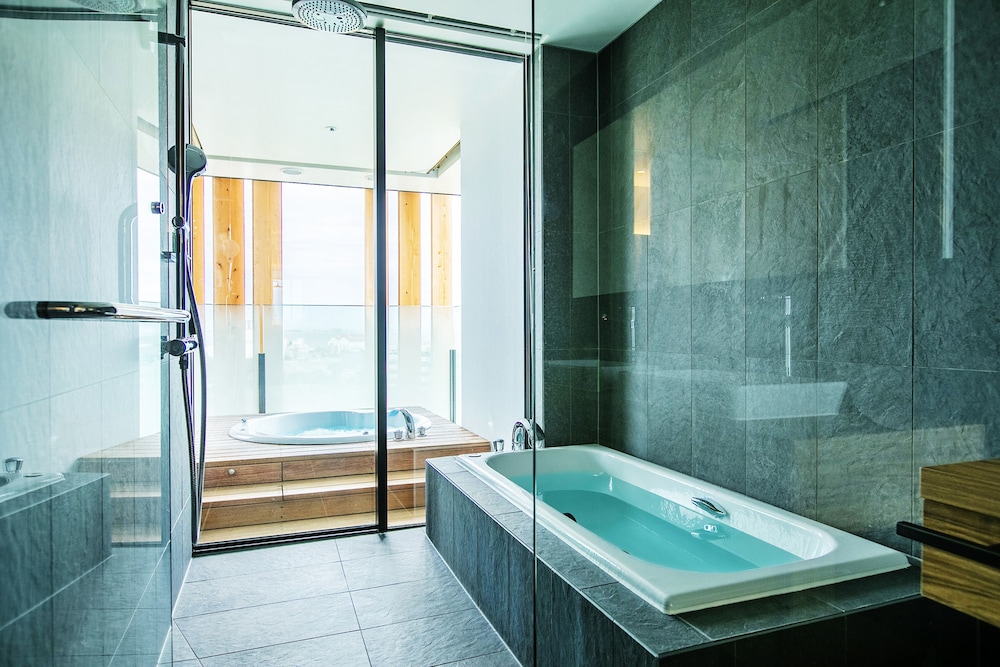 Luxury Suite - Photo 16
