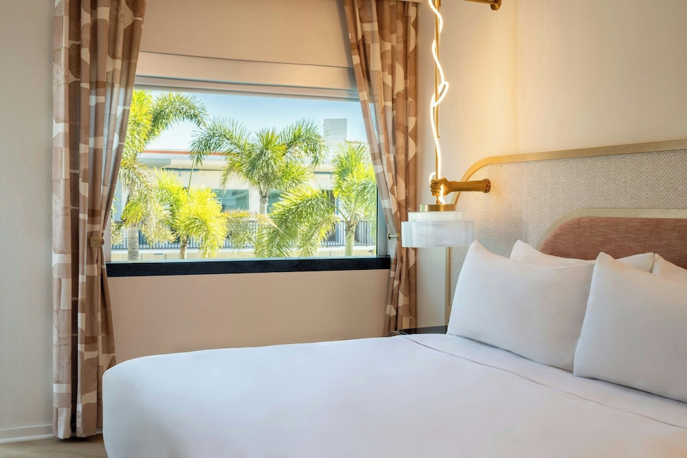 Room, 1 King Bed, Courtyard View - Photo 1