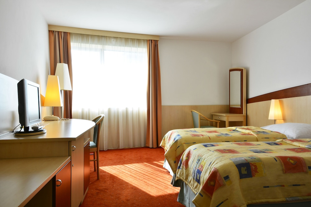 Standard Double or Twin Room - Photo 5