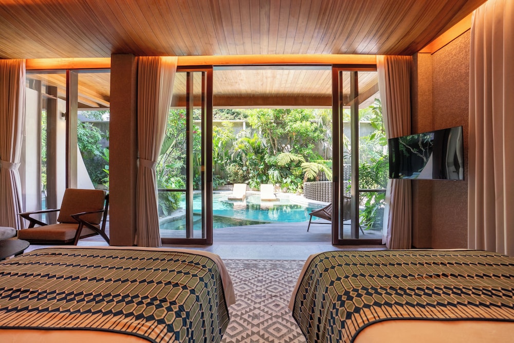 Suite Twin Bed Pool Access