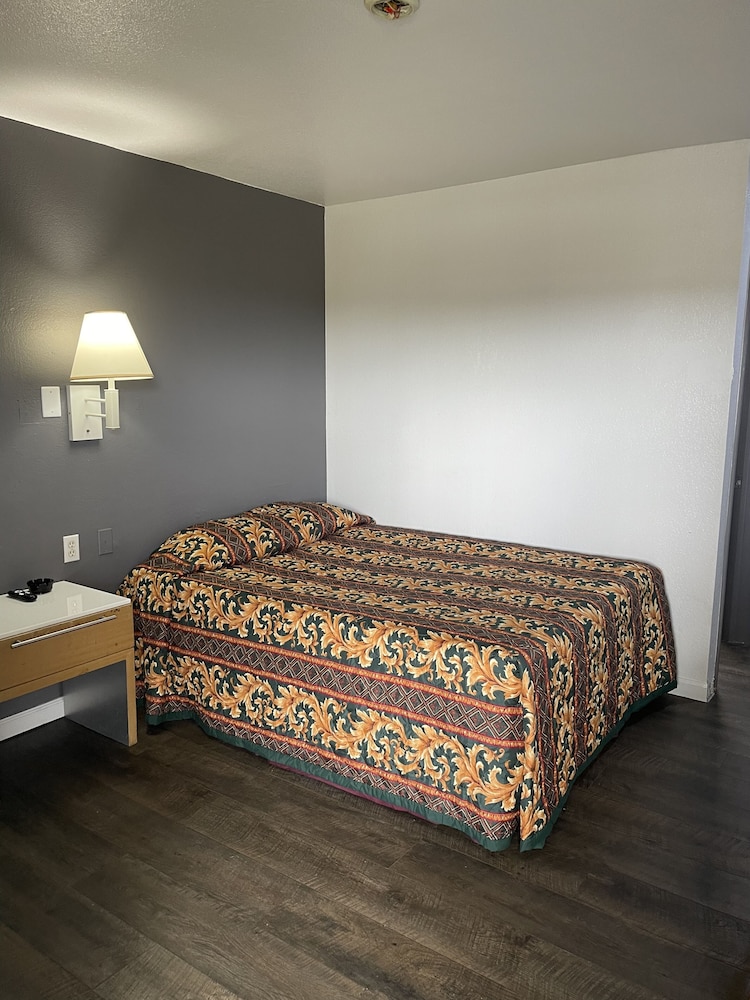 Standard Room, 1 Queen Bed, Non Smoking photo 2