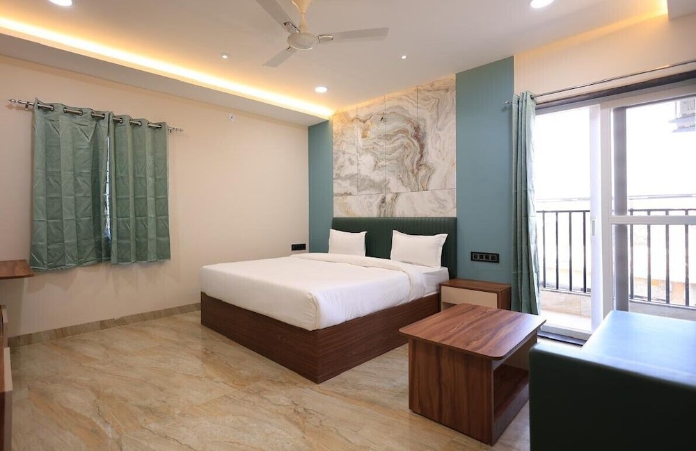 Superior Single Room, 1 King Bed, Balcony, City View