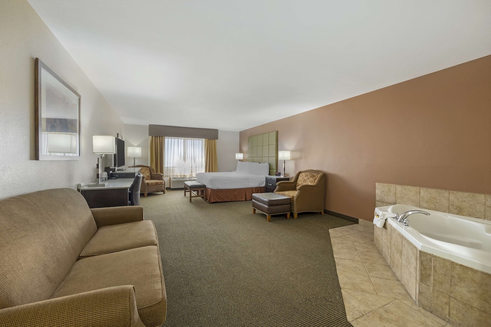 Standard Room, 1 King Bed, Accessible, Jetted Tub - Photo 1