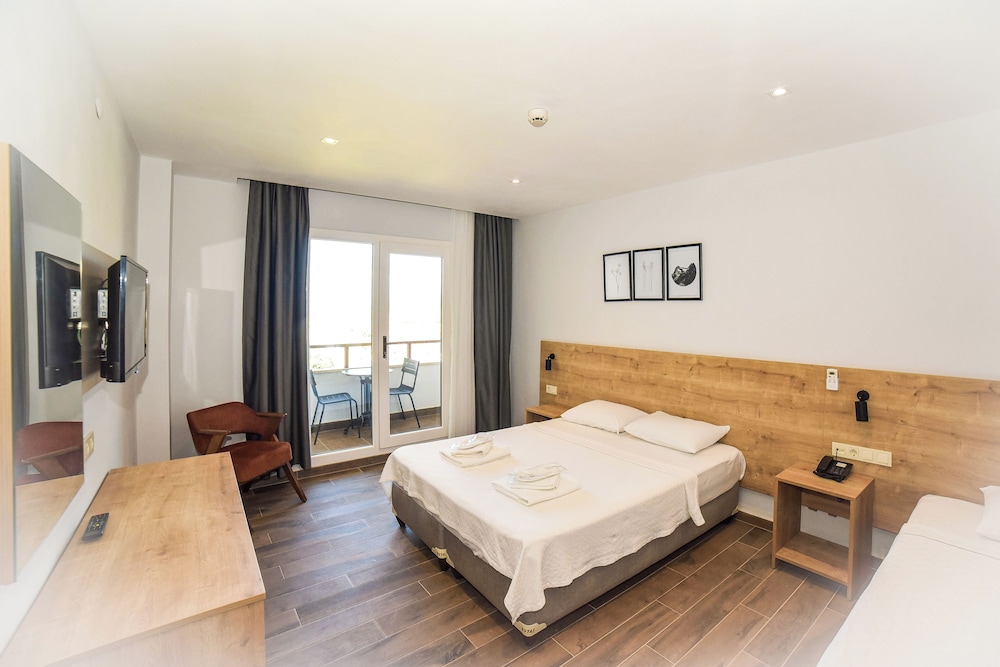 Standard Triple Room, Balcony - Photo 4