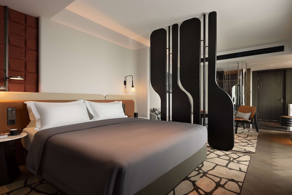 Executive Suite, 1 King Bed, Smoking