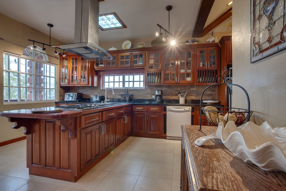 Family House, 3 Bedrooms, Mountain View, Mountainside photo 1