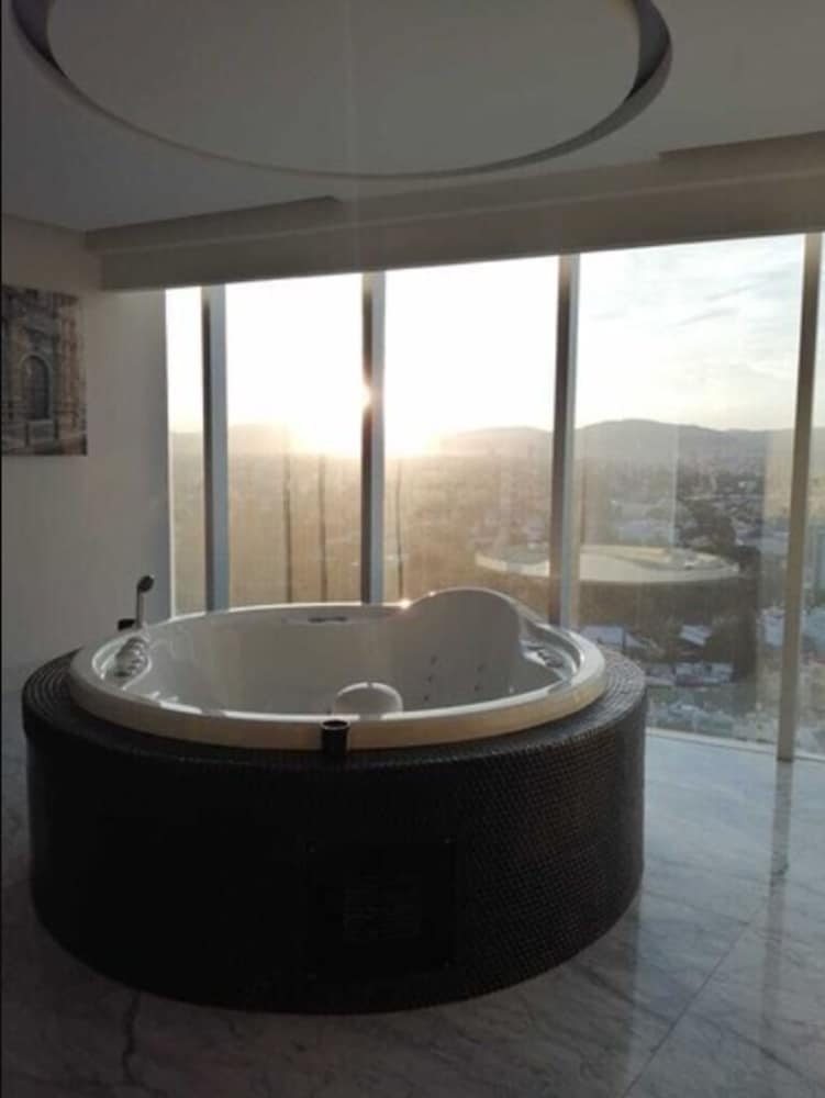 Presidential Suite, Hot Tub, City View