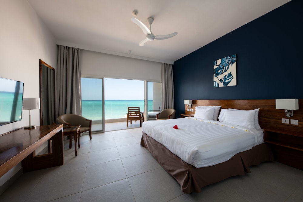 Room, 1 King Bed, Beachfront photo 1