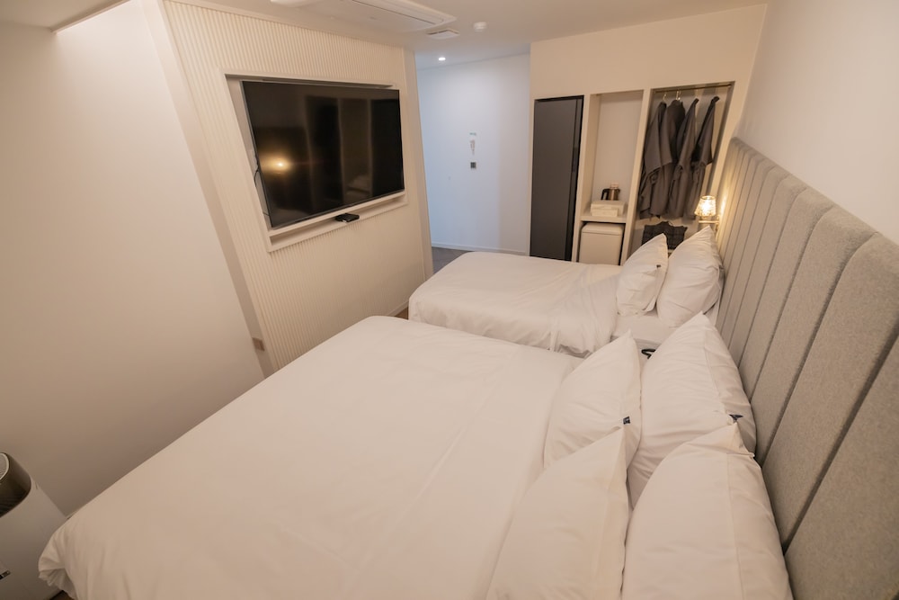 Premium Twin Room - Photo 2