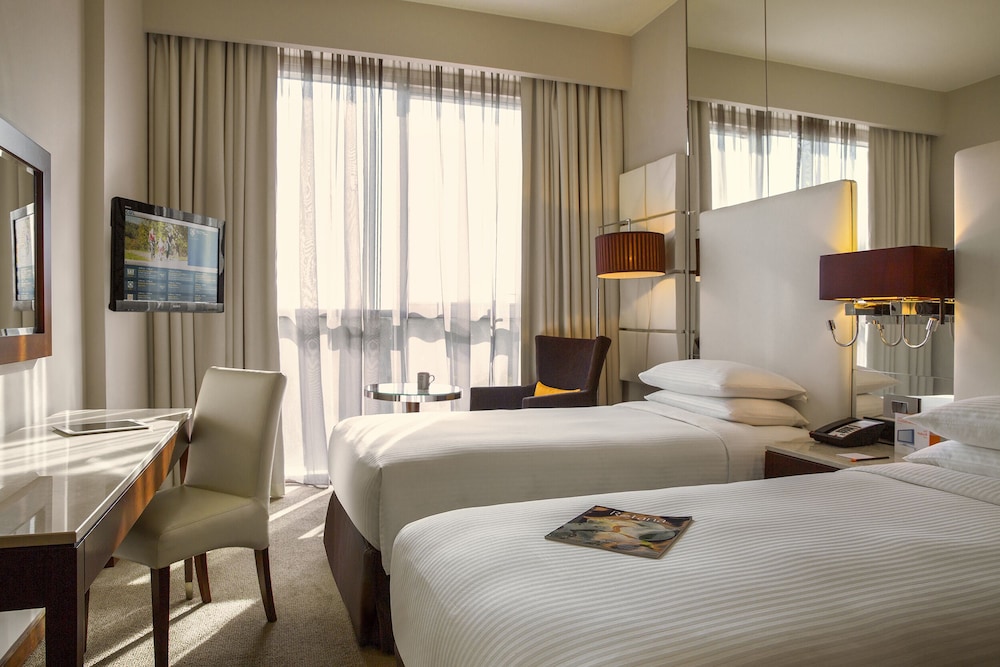 Room, 2 Twin Beds, Pool View