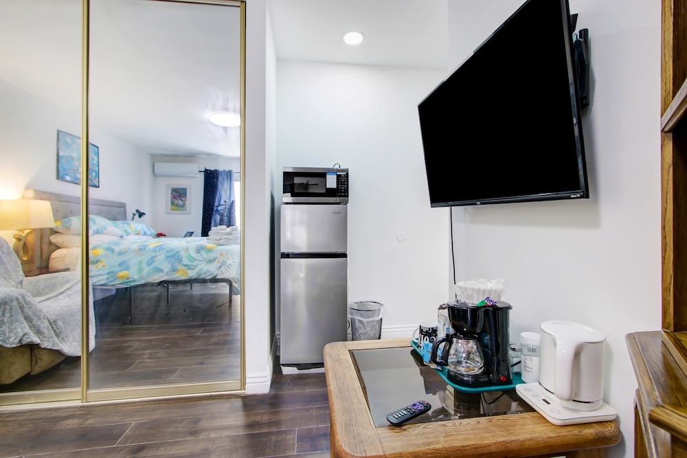 Sunny Azusa Hideaway Near APU Trails Easy LA Access
