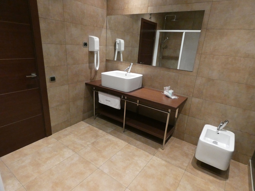Standard Double or Twin Room - Photo 19