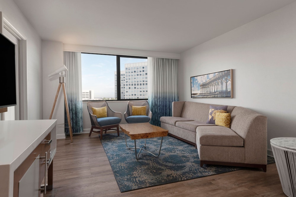 Executive Suite, 1 Bedroom, Balcony - Photo 1