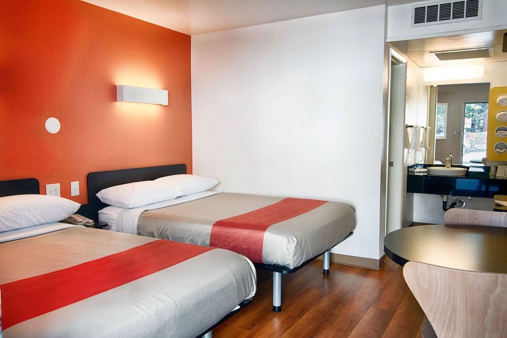 Premium Room, 2 Double Beds, Non Smoking, Refrigerator & Microwave photo 1