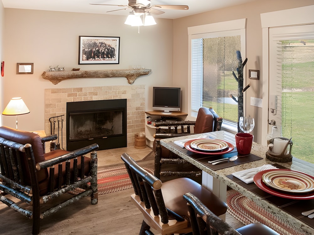 Honeymoon Cabin, 1 Bedroom, Lake View (Hitch'n Post Cabin) photo 3
