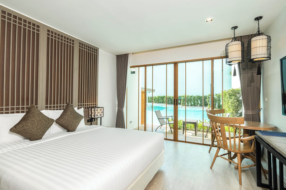 Deluxe Pool Access Room