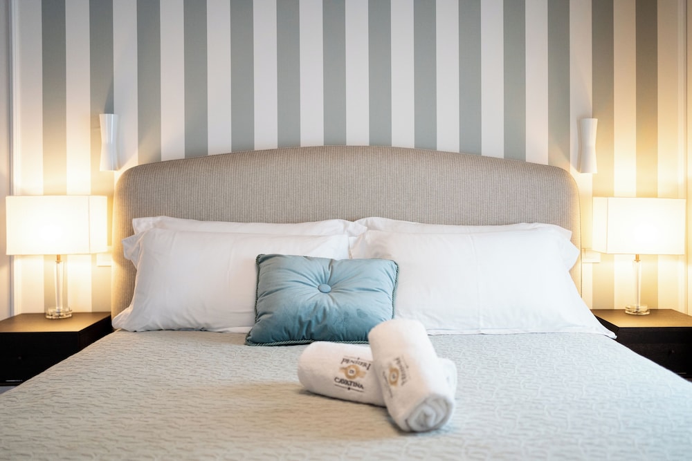 Classic Room, 1 King Bed, Private Bathroom, Hill View