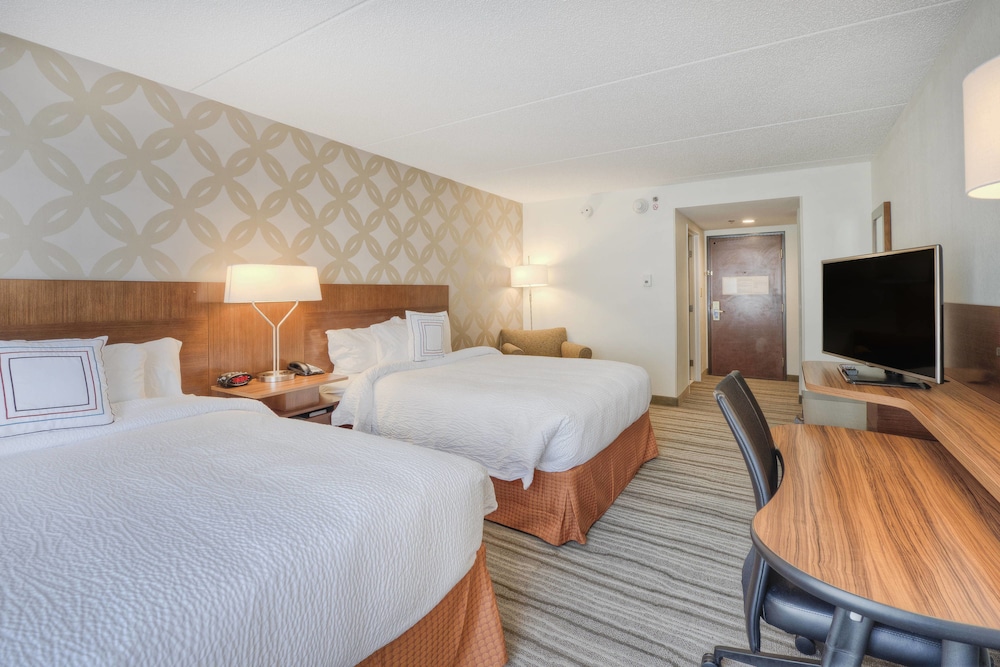 Room, 2 Queen Beds (Mobility/Hearing Accessible, Tub) - Photo 3